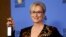 Aktris veteran Meryl Streep menerima penghargaan Cecil B. DeMille di acara Golden Globe Awards ke-74 di Beverly Hilton Hotel (8/1) di Beverly Hills, California. (Reuters/Mario Anzuoni)