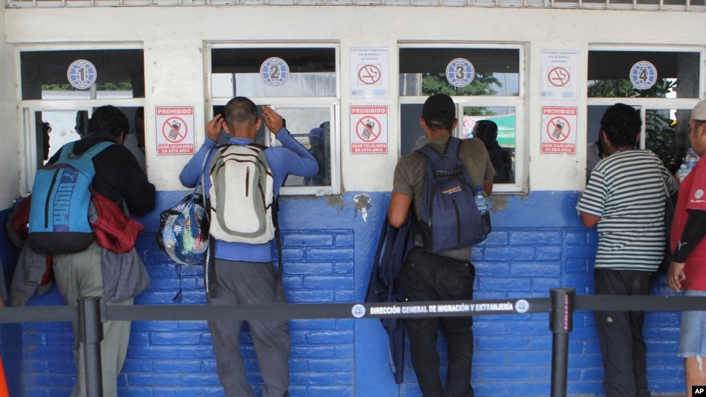 ARCHIVO - Migrantes de El Salvador esperan ser atendidos por las autoridades migratorias salvadoreñas en La Hachadura, El Salvador, el miércoles 31 de octubre de 2018. [Foto: AP]