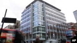 Gedung di mana terdapat kantor perusahaan pencari data, Cambridge Analytica di London, Inggris, sebelum ditutup, pada 23 Maret 2018 lalu. (Foto: ilustrasi)