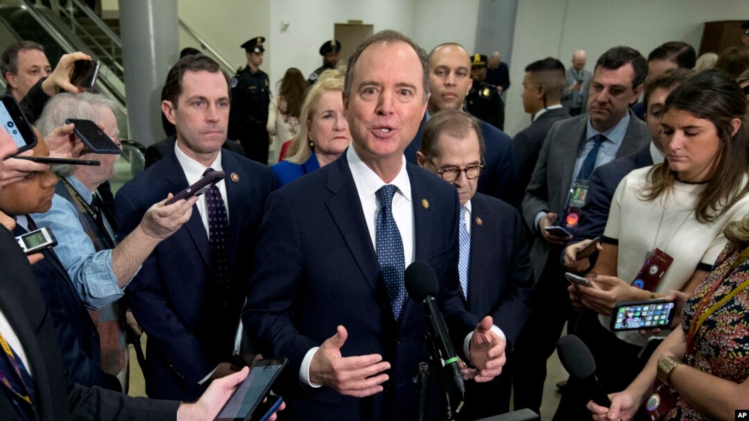 Ketua Komite Intelijen DPR AS, Adam Schiff, didampingi manajer pemakzulan, Ketua Komite Kehakiman DPR AS, dan anggota lainnya: Jerrold Nadler, Hakeem Jeffries, Sylvia Garcia, Val Demings (Foto: dok).