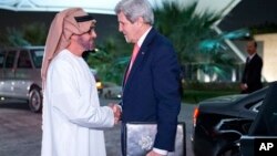 John Kerry es recibido en Abu Dabi por el príncipe heredero de los Emiratos, Mohammed Bin Zayed Al Nahyan.