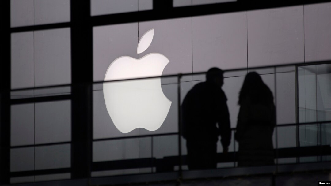 Salah satu gerai Apple di kawasan belanja di pusat kota Beijing (Foto: dok). China Labor Watch menuduh salah satu pemasok Apple melakukan pelanggaran di China dalam laporan yang dirilis Senin (29/7).