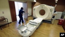 ARSIP – Foto yang diambil tanggal 9 Januari 2013 menampilkan seorang teknisi CT Scan yang sedang mempersiapkan penanganan seorang pasien di Pusat IGD Silver Cross di Homer Glenn, Illinois (foto: AP Photo/M. Spencer Green, Arsip)