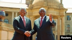 Rais wa Angola, João Lourenço akiwa na mwenyeji wake Rais wa Afrika Kusini Cyril Ramaphosa