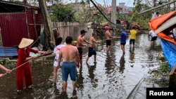 People remove fallen trees following the impact of Typhoon Yagi, in Hai Phong, Vietnam, September 8, 2024. (REUTERS/Minh Nguyen) 