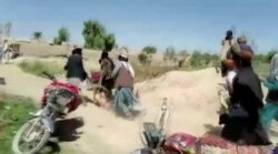 Denominados combatientes del Talibán arrastran el cuerpo de un hombre al suelo en Farah, el 12 de agosto de 2021.