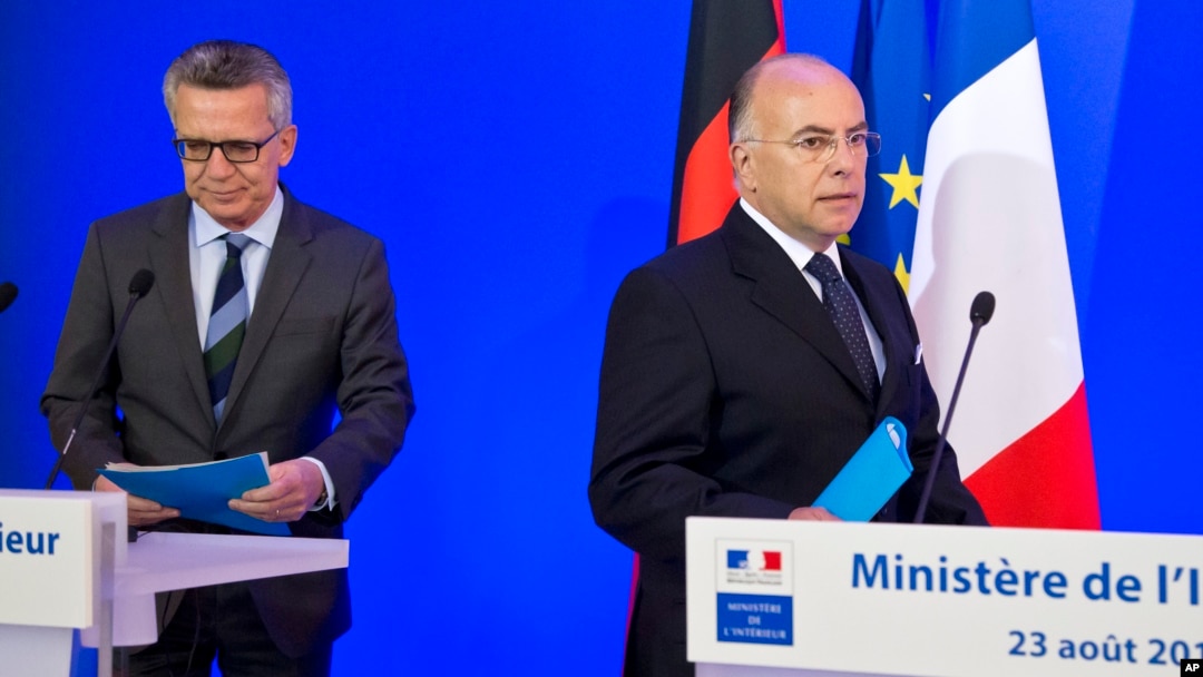 Bộ trưởng Nội vụ Đức Thomas de Maiziere (trái) và Bộ trưởng Nội vụ Pháp Bernard Cazeneuve trong một cuộc họp báo chung ở Paris, ngày 23 tháng 8 năm 2016. 
