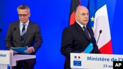 Bộ trưởng Nội vụ Đức Thomas de Maiziere (trái) và Bộ trưởng Nội vụ Pháp Bernard Cazeneuve trong một cuộc họp báo chung ở Paris, ngày 23 tháng 8 năm 2016. 