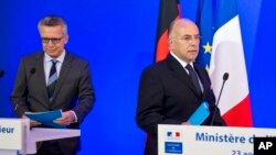 Mendagri Jerman Thomas de Maiziere (kiri) dan Mendagri Perancis Bernard Cazeneuve memberikan konferensi pers bersama di Paris, Selasa (23/8). 