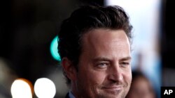 ARCHIVO - Matthew Perry llega al estreno de "The Invention of Lying" en Los Ángeles el lunes 21 de septiembre de 2009.