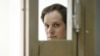 El reportero del Wall Street Journal Evan Gershkovich visto tras el vidrio de una celda en una sala el tribunal de Moscú, la capital de Rusia, el 22 de junio de 2023.