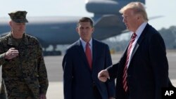 Trump dio a Flynn (centro) una segunda oportunidad y lo convirtió en asesor y confidente. 