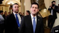 Ketua DPR AS, Paul Ryan, tengah, meninggalkan ruang DPR setelah pemungutan suara RUU Pajak usulan Partai Republik, 19 Desember 2017, di Capitol Hill di Washington.