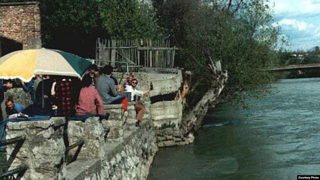Osamdesete i 1. maj ispred Kajaka (foto: cafekajak.com)