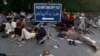 Demonstran Anti PM Pakistan Runtuhkan Barikade Parlemen