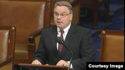 8일 미 하원 전체회의에서 ‘2014 국제종교자유위원회 재승인 법안’이 통과된 가운데, 법안 표결에 앞서 공화당의 크리스토퍼 스미스 의원이 발언하고 있다.