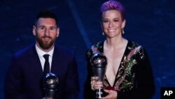 مگان راپینو (راست) کاپیتان تیم ملی فوتبال زنان آمریکا بعد از دریافت جایزه بهترین بازیکنان فوتبال زنان و مردان جهان. 