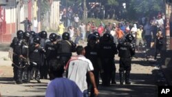 La policía antimotines enfrenta a manifestantes en La Paz Centro, en León Nicaragua, que protestaban por las irregularidades en las elecciones municipales que ganaron de forma arrolladora los sandinistas.