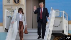 Presiden AS Donald Trump (kanan) dan ibu negara Melania Trump tiba di bandara Helsinki, Finlandia hari Minggu (15/7) menjelang KTT Trump-Putin di kota ini. 