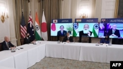 Presiden AS Joe Biden (kiri), dengan Menteri Luar Negeri Antony Blinken (kedua dari kiri), bertemu secara virtual dengan anggota aliansi "Quad" Australia, India, Jepang, dan AS, di Ruang Makan Negara Gedung Putih di Washington , DC, pada 12 Maret 2021. (Foto: AFP)