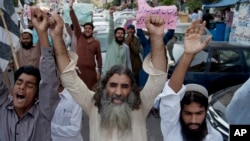 Supporters of anti-Indian group Jammatud Dawa rally against India, in Karachi, Pakistan, Oct. 10, 2014.