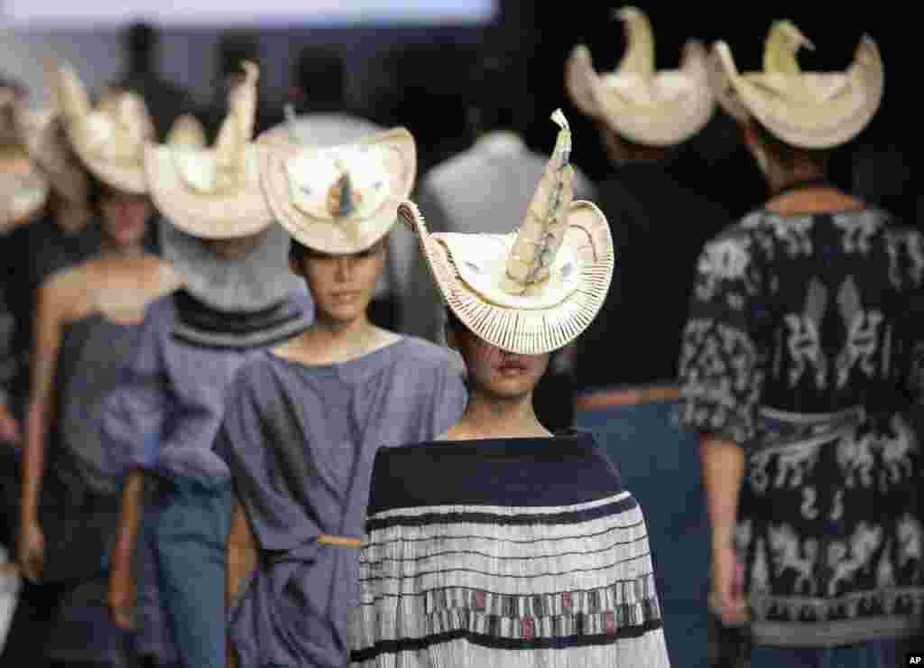 Models display creations by Priyo Oktaviano during the Jakarta Fashion Week 2015 in Jakarta, Indonesia. 