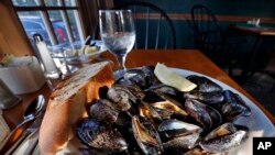 Archivo-Un plato de mejillones en un restaurante de Freeport, Maine. 4-10-17.