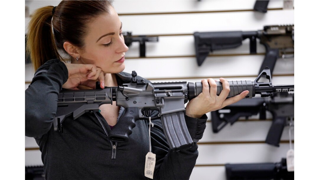 Seorang pemilik toko senjata menunjukkan senapan otomatis Ruger AR-15, di Lynnwood, Washington, 7 November 2017.