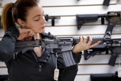 Seorang pemilik toko senjata menunjukkan senapan otomatis Ruger AR-15, di Lynnwood, Washington, 7 November 2017.