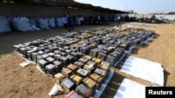 Des blocs de cocaïne confisqués vus dans un entrepôt de charbon de pierre à Trujillo, 26 août 2014.