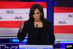 លោកស្រី Kamala Harris សមាជិកព្រឹទ្ធសភាប្រចាំរដ្ឋកាលីហ្វ័រញ៉ា និងជាបេក្ខជនមកពីគណបក្សប្រជាធិបតេយ្យសម្រាប់ការបោះឆ្នោតប្រធានាធិបតីឆ្នាំ២០២០ ថ្លែងនៅក្នុងការជជែកដេញដោលរវាងបេក្ខជននៃគណបក្សប្រជាធិបតេយ្យ នៅរដ្ឋ Florida កាលពីថ្ងៃទី២៧ ខែមិថុនា ឆ្នាំ២០១៩។