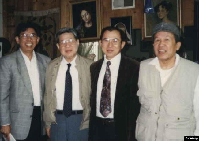 Anh Lê Ngộ Châu trong chuyến thăm bạn hữu ở California (1994), từ trái, Dohamide / Đỗ Hải Minh (cây bút chuyên khảo về văn minh Champa trên Bách Khoa ngày nào), Lê Ngộ Châu, Ngô Thế Vinh, Võ Phiến. [tư liệu Ngô Thế Vinh]