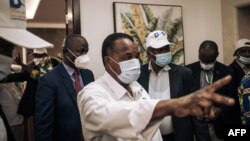 Le président congolais réélu Denis Sassou Nguesso accueille son entourage et son équipe de campagne au siège du Parti travailliste congolais, parti présidentiel à Brazzaville, le 23 mars 2021.