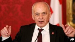 율리 마우러 대통령 겸 재무장관. 