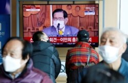 People watch a TV broadcasting a news report on a news conference by Lee Man-hee, founder of the Shincheonji Church of Jesus the Temple of the Tabernacle of the Testimony, in Seoul, South Korea, March 2, 2020.