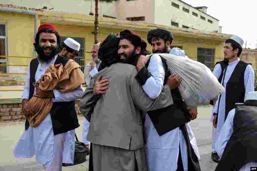 بر اساس توافقنامۀ صلح امریکا-طالبان که به تاریخ ۲۹ فبروری در قطر امضا شد، حکومت افغانستان بیش از۵۰۰۰ زندانی طالبان را رها کرده و طالبان نیز ۱۰۰۰ اسیر دولتی را از بند رها کردند.