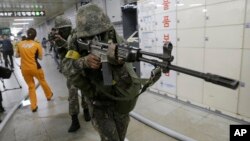 South Korean army soldiers aim their weapons during an anti-terror drill as part of Ulchi Freedom Guardian exercise, at Sadang Subway Station in Seoul, South Korea, Aug. 19, 2015.