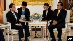 Thailand's Prime Minister Prayuth Chan-ocha (r) sits with Japan's Minister of Foreign Affairs Fumio Kishida during talks at Government House in Bangkok, Thailand on May 2, 2016. 
