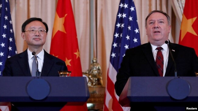美中第二轮外交与安全对话在华盛顿举行,美国国务卿蓬佩奥(右)和中国政治局委员杨洁篪(2018年11月9日)。