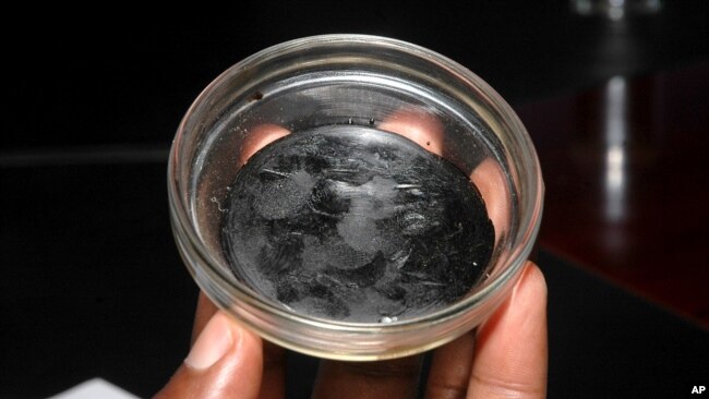Uma amostra do petróleo "viscoso" do Uganda (Foto de arquivo).
