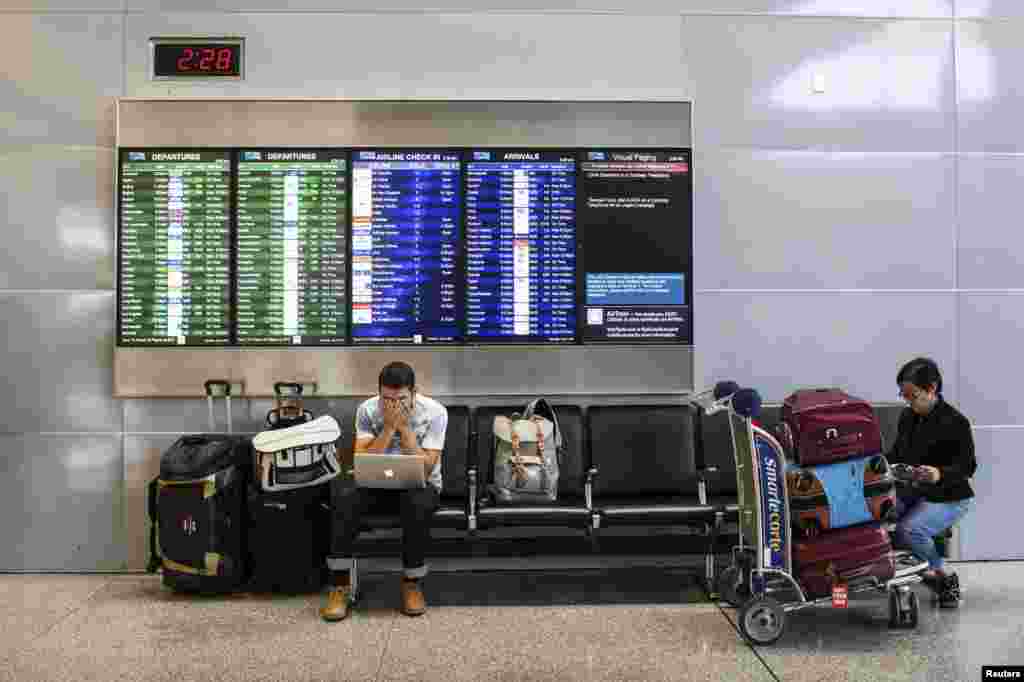 Des passagers retardés à l'aéroport de San Francisco par l'accident du Boeing 777 d'Asiana