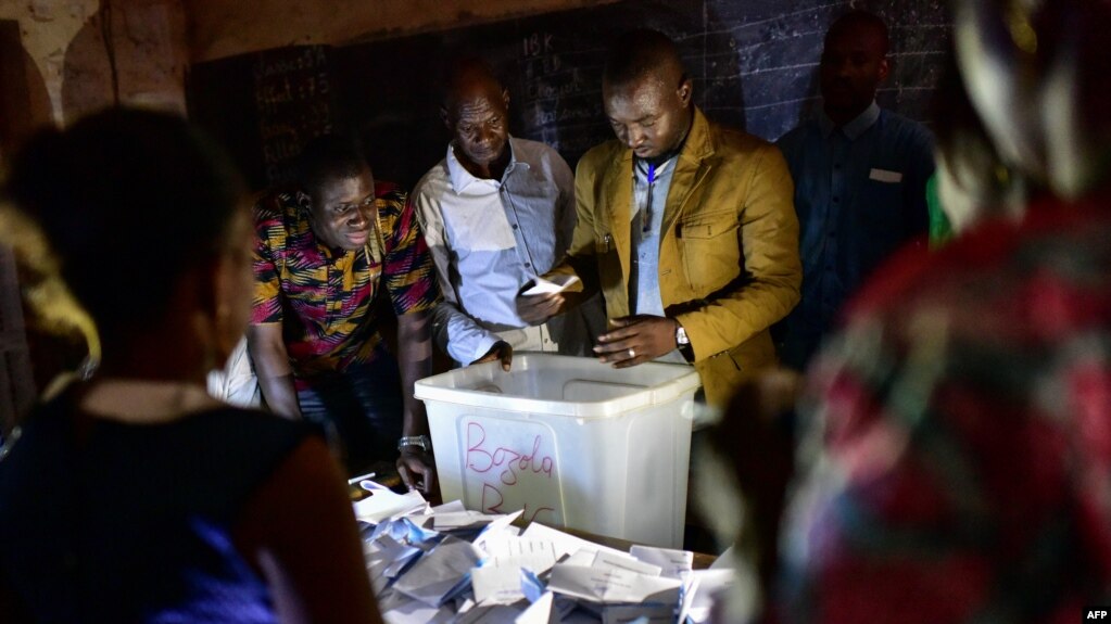 Les agents électoraux en plein dépouillement des bulletins de vote le 29 juillet 2018 à Bamako, après l'élections présidentielle malienne.