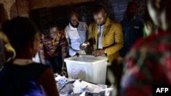 Les agents électoraux en plein dépouillement des bulletins de vote le 29 juillet 2018 à Bamako, après l'élections présidentielle malienne.