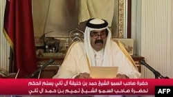 Raja Qatar Emir Sheikh Hamad bin Khalifa al-Thani mengumumkan pengunduran dirinya dalam pidato di Doha yang dtyanagkan melalui televisi (25/6).