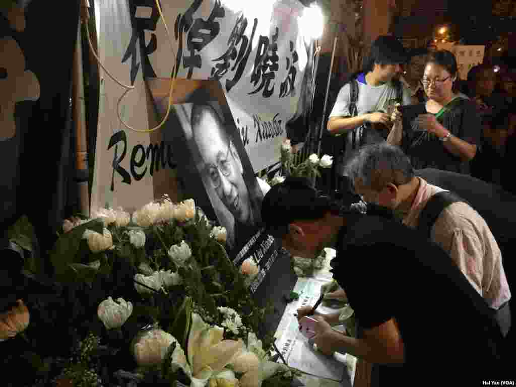 香港民众赴中联会外为刘晓波鲜花吊唁（美国之音海彦拍摄）