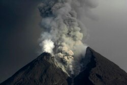 Gunung Merapi memuntahkan abu yang terlihat dari desa Kali Tengah di Sleman, dekat Yogyakarta 15 November 2010. Gunung Merapi, di pinggiran kota Yogyakarta di Jawa Tengah. (Foto: REUTERS/Sigit Pamungkas)