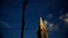 En imagen de archivo del martes 11 de abril de 2017, el sol pega en la torre de una iglesia bautista en Georgia. (AP Foto/David Goldman, archivo)