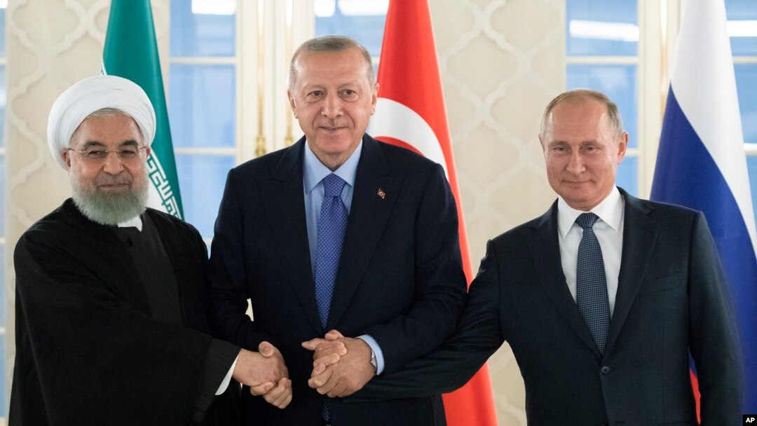 Predsjednik Irana Hassan Rouhani, Turske Recep Tayyip Erdogan i Rusije Vladimir Putin rukuju se tokom sastanka u Ankari, Turska, 16. septembra 2019.