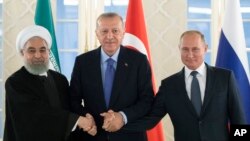 Predsjednik Irana Hassan Rouhani, Turske Recep Tayyip Erdogan i Rusije Vladimir Putin rukuju se tokom sastanka u Ankari, Turska, 16. septembra 2019.