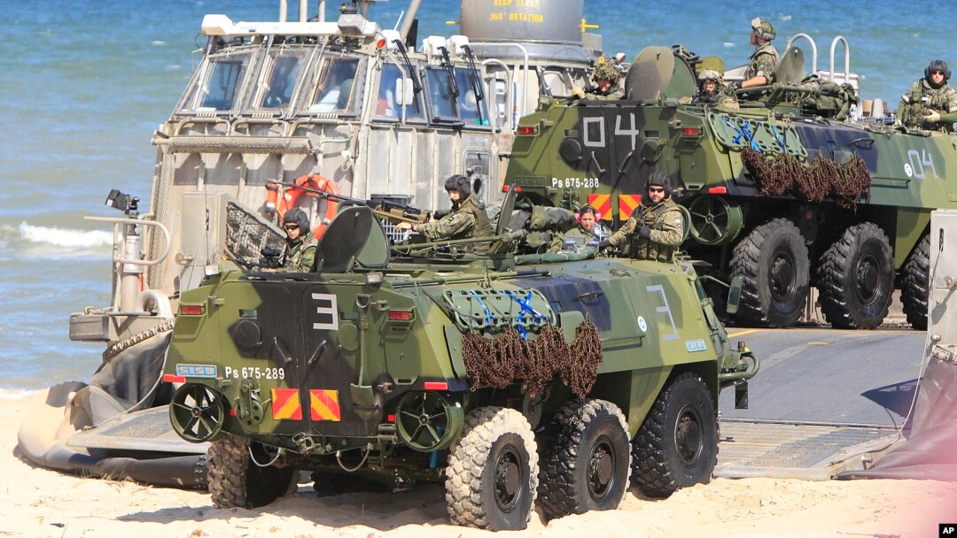 Binh sĩ ngồi phía trên những chiếc xe lội nước khi quân đội NATO tham gia cuộc tập trận BALTOPS 2015.